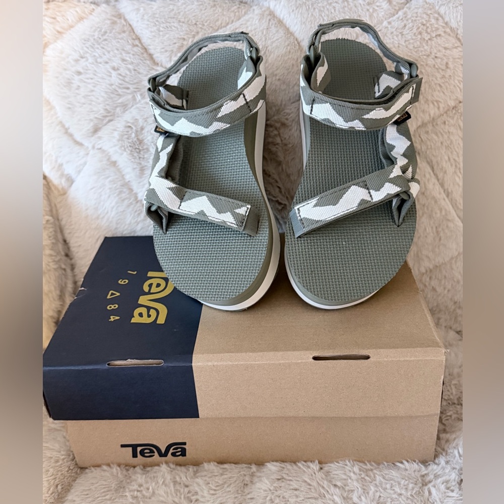 NEW w/ BOX!! Teva Women's Flatform Universal Sandal Olive Platform size 6 - Picture 2 of 5